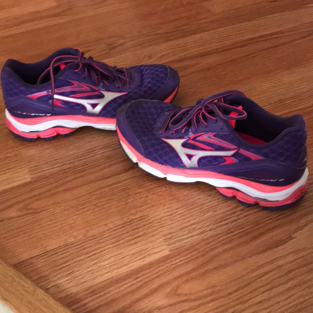 Mizuno gym shoes. Make me an offer ❤️